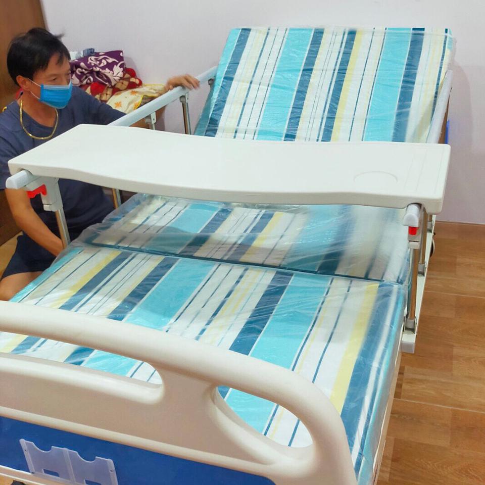 Giường bệnh nhân 3 tay quay Akiko A83 (có bô, bàn ăn)